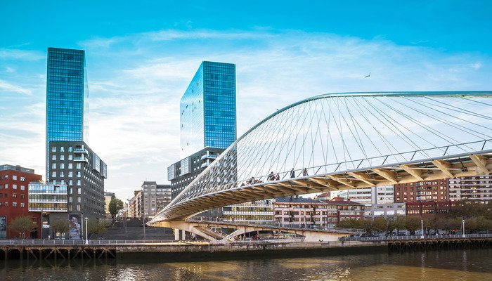 A bridge city with iconic structures  - facts about Bilbao